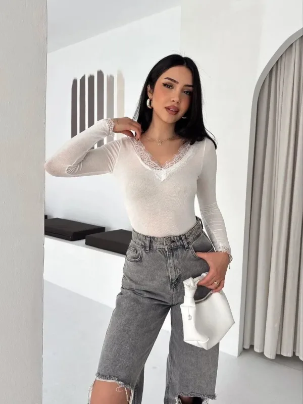 Dámská bílá crop halenka, s krajkovými detaily, s výstřihem do V, kašmírová textura 5