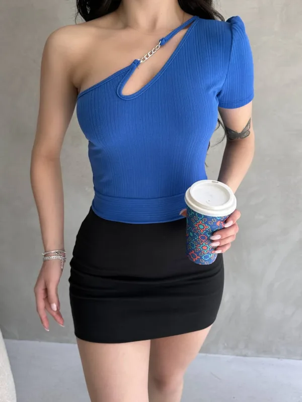 Jednoramenný retiazkový detailný crop top saks