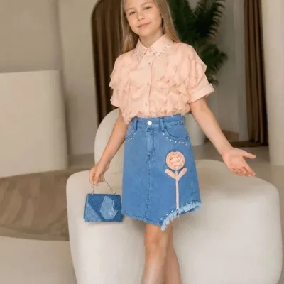 Dívčí lososová 3dílná elegantní sada s volánkovými detaily a džínovou sukní 4