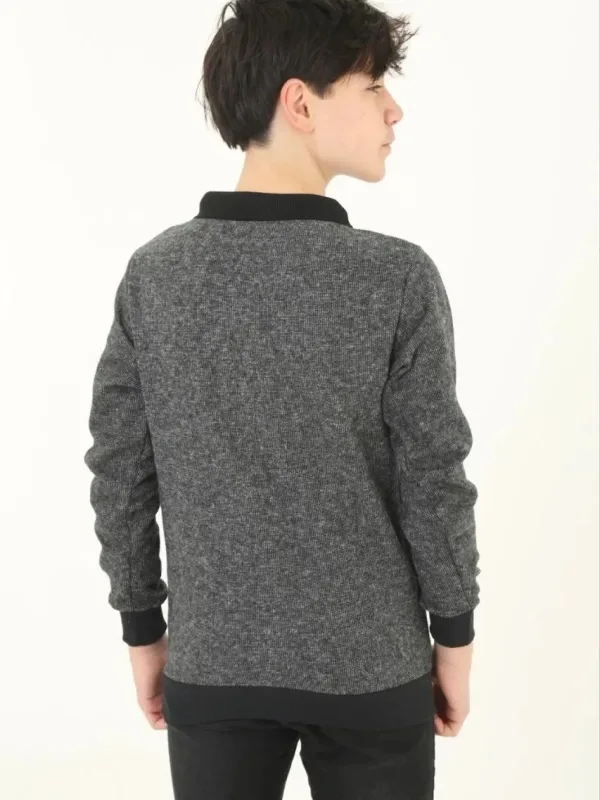 Dětský šedý svetr s výstřihem, výšivkou a knoflíky 3