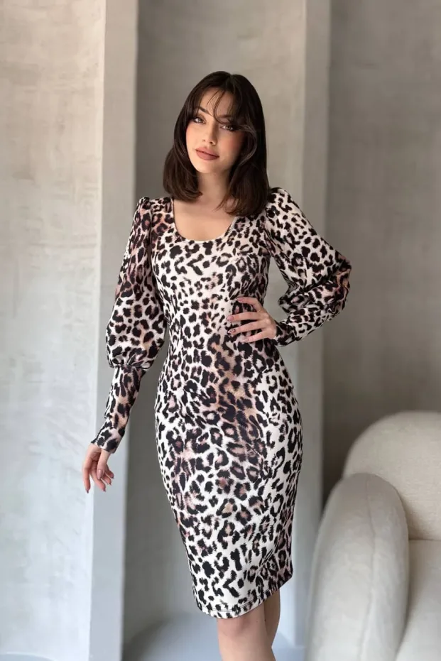 Bílé midi šaty s leopardím vzorem 1