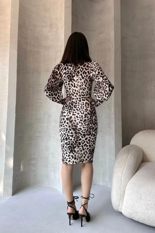 Bílé midi šaty s leopardím vzorem 4