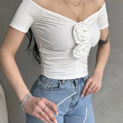 Bílý crop top s výstřihem do lodičky a růžovým detailem 4