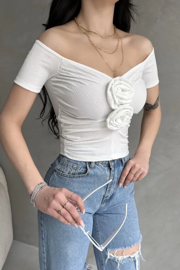 Bílý crop top s výstřihem do lodičky a růžovým detailem 4