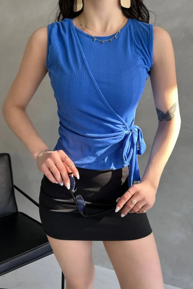 Bluza Bi Hêlên Mil û Pêşiya Kruvaze Bi Girêdan, Saks 1