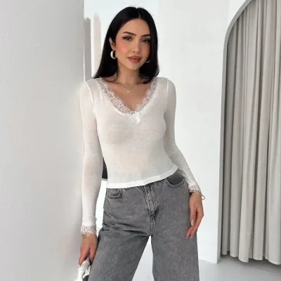 Dámská bílá crop halenka, s krajkovými detaily, s výstřihem do V, kašmírová textura 4