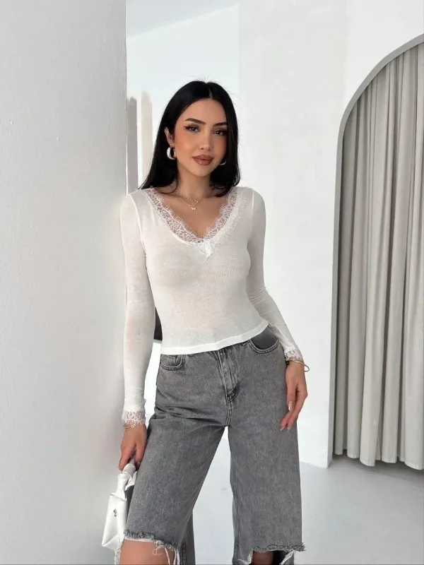 Dámská bílá crop halenka, s krajkovými detaily, s výstřihem do V, kašmírová textura 4