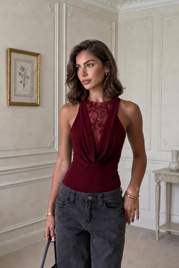 Kadın Bordo Dantel Detaylı Derin Dekolte Kolsuz Body 1
