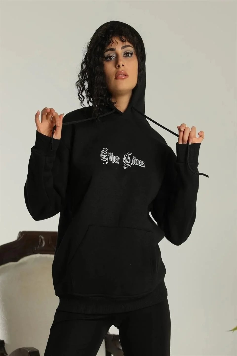 Kadın Siyah Oversize Kapüşonlu Cepli Baskılı Pamuklu Sweatshirt