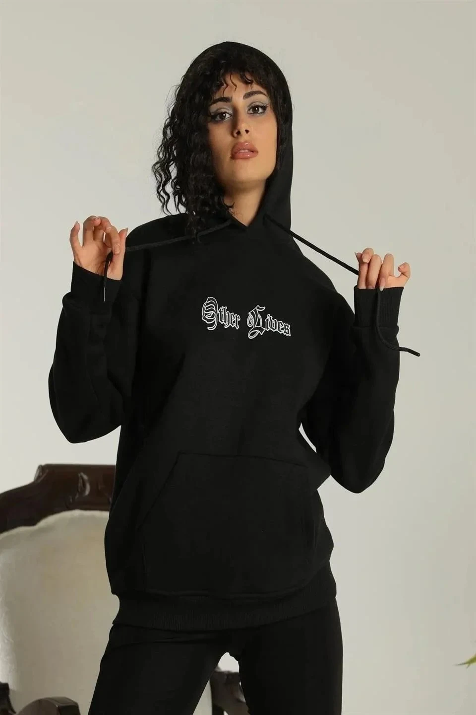 Dámsky čierny oversize kapucňový s vreckom potlačený bavlnený sweatshirt
