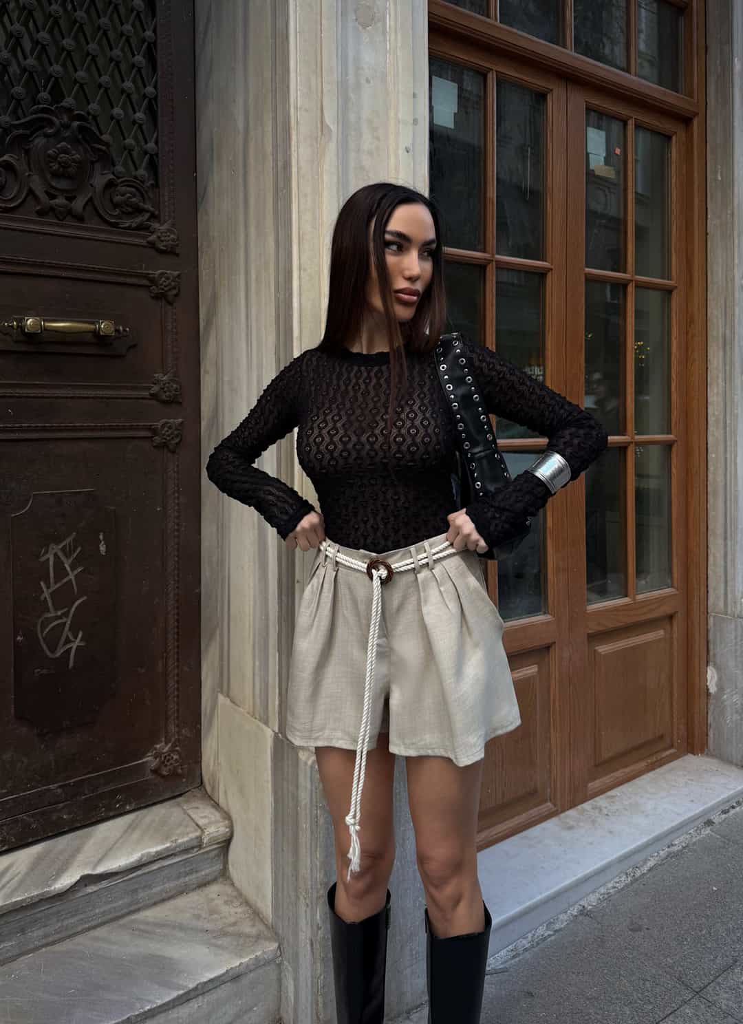 Bež plisirane mini šorts sa pletenim kaišem 4