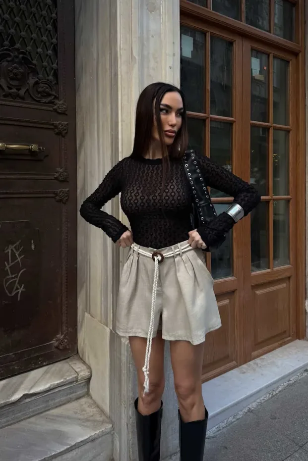 Bež plisirane mini šorts sa pletenim kaišem 4