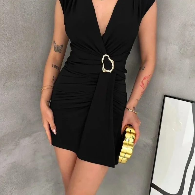 Femeie Rochie Neagră cu Drapaj și Croială Wrap, Broșă Elegantă