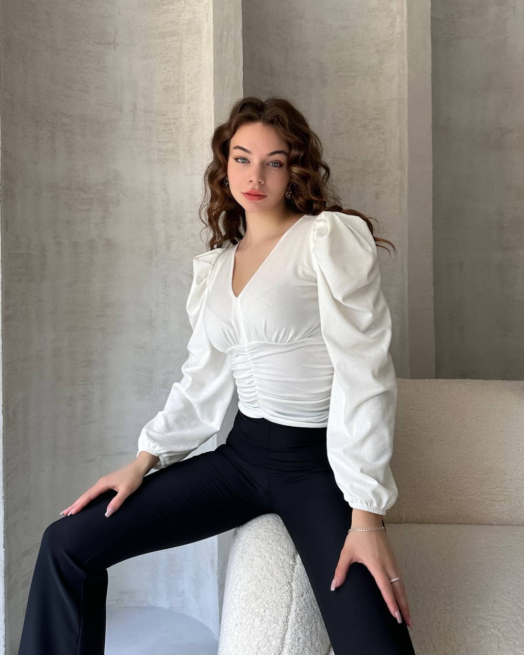 V Yaka Drape Detaylı Crep Bluz Beyaz