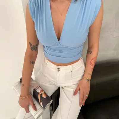 Női babakék vállpárnás ujjatlan V nyakú drapériás spandex crop blúz 1