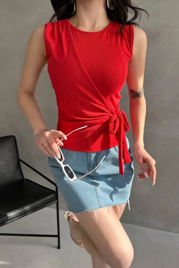 Bluza Bi Hêlên Mil û Pêşiya Kruvaze Bi Girêdan, Sor 1