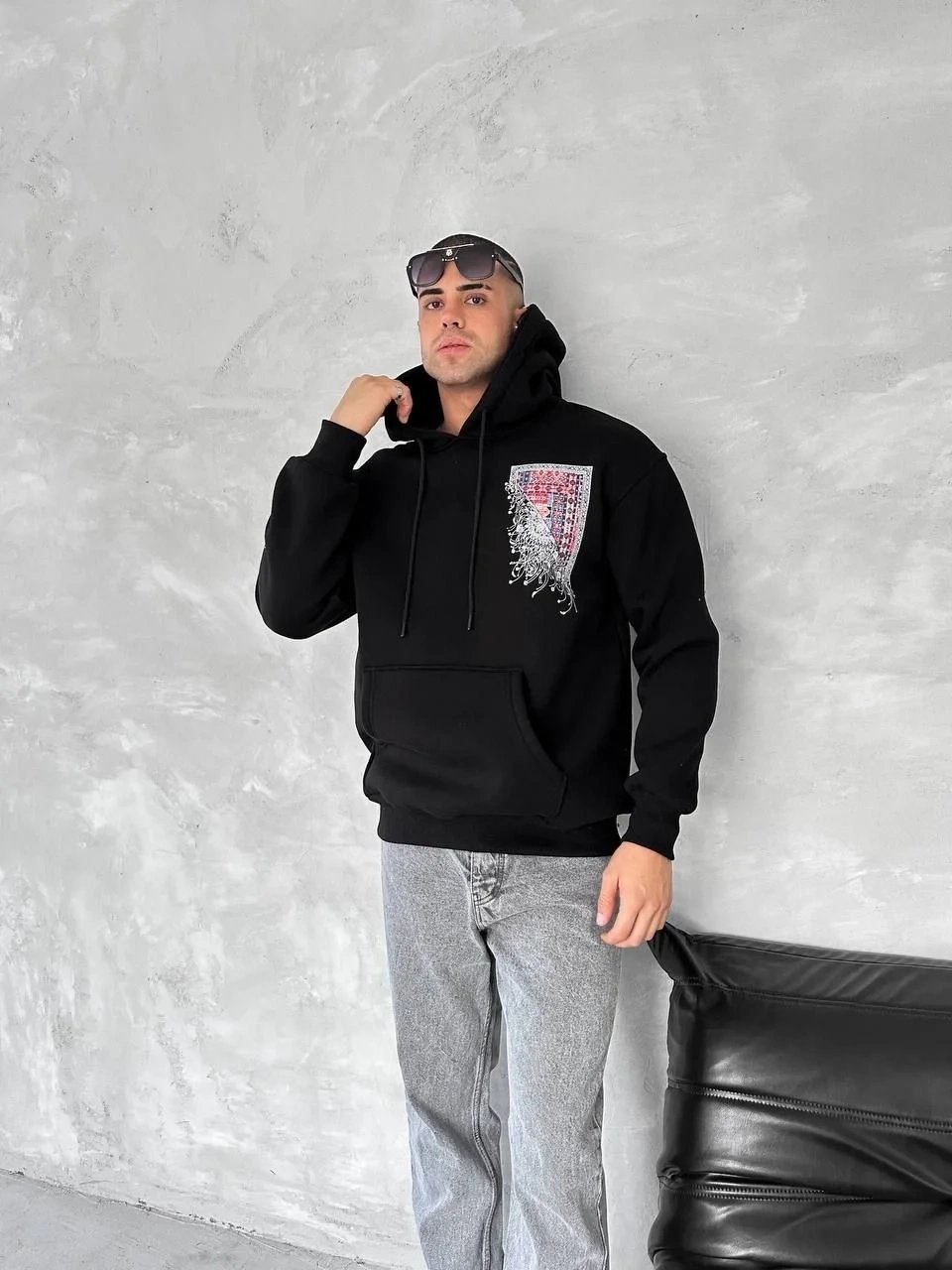 Férfi fekete 3 szálas pamut nyomott kapucnis kenguru zsebes sweatshirt 1
