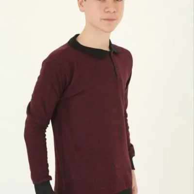 Dětský červený silný svetr s výstřihem a výšivkou 3