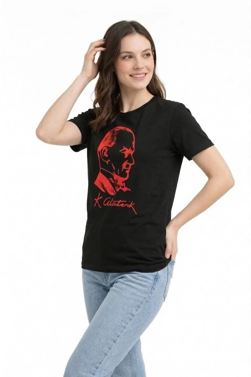 Bluzë për femra, ngjyrë e zezë, me jakë biçiklete, print Ataturk dhe mëngë të shkurtra