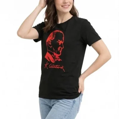 Bluzë për femra, ngjyrë e zezë, me jakë biçiklete, print Ataturk dhe mëngë të shkurtra 1