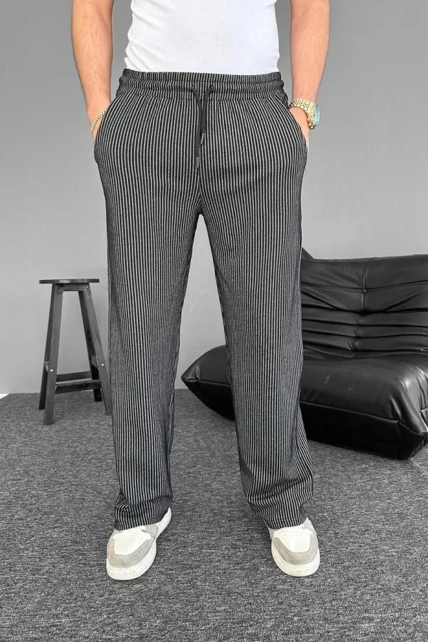 Muške crne pantalone sa džepovima i prugama na bočnim stranama 1