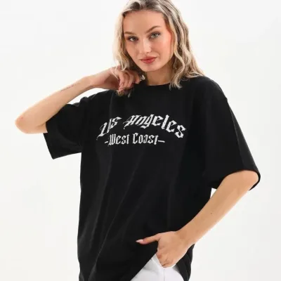 Damski oversize T-shirt czarny, dekolt w serek, nadruk 3