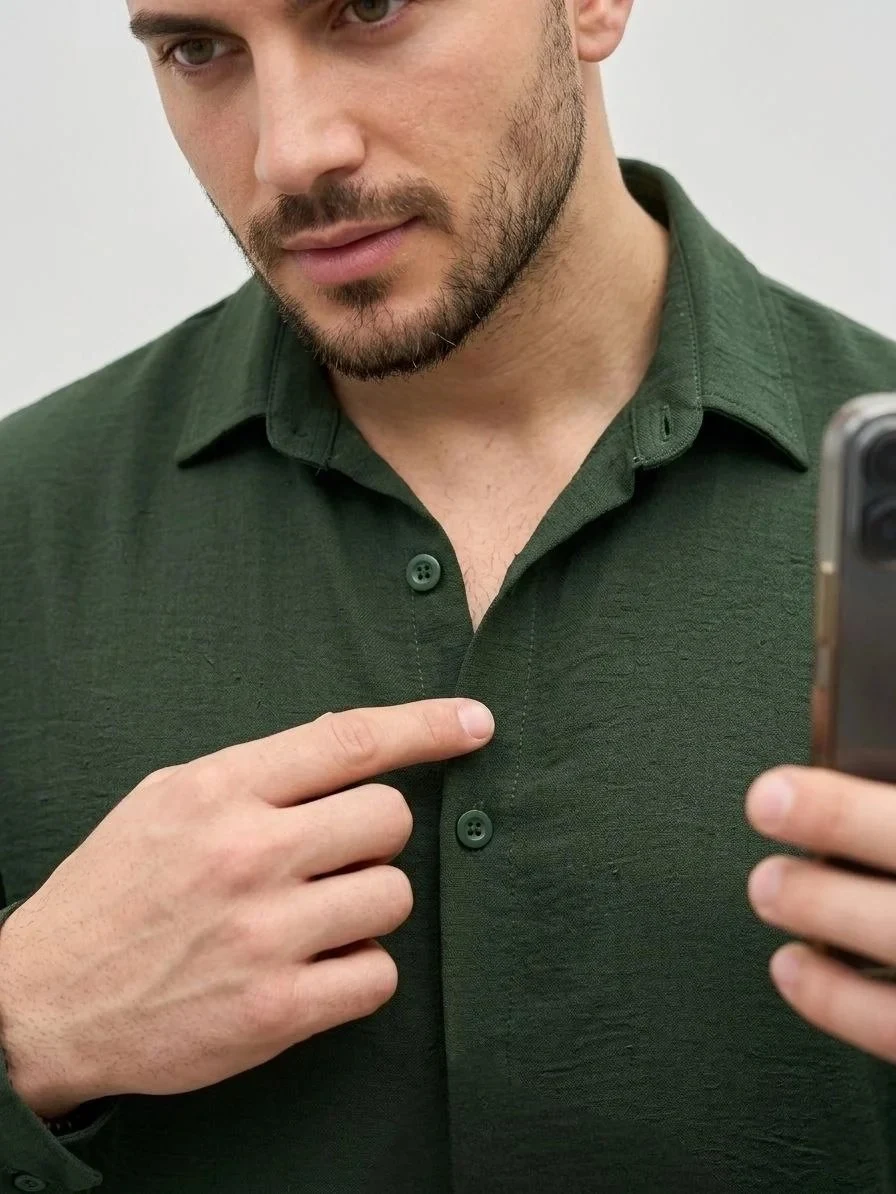 قميص رجالي كاكي فضفاض كبير من قماش الأيروبين بأكمام طويلة ومريح