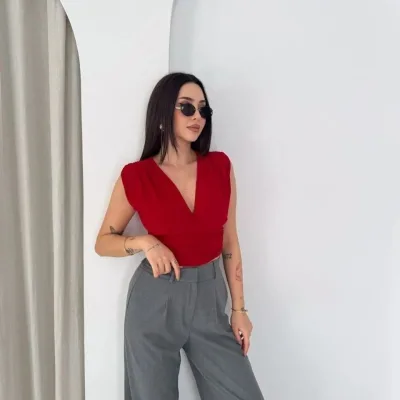 Dámská červená crop halenka, s výstřihem do V, s vycpávkami, bez rukávů, s drapérií, lycrová 2