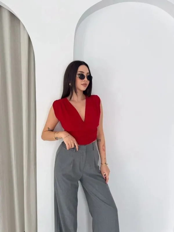 Dámská červená crop halenka, s výstřihem do V, s vycpávkami, bez rukávů, s drapérií, lycrová 2