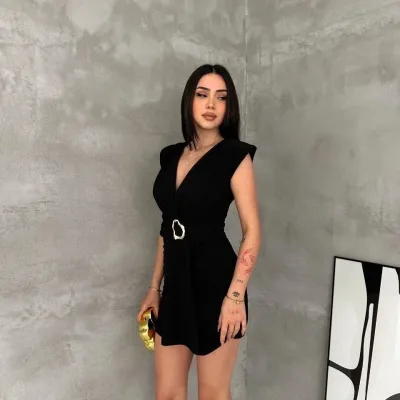 Dámské černé drapované křížové mini šaty s elegantní přezkou 3