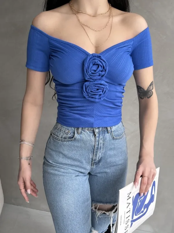 Crop top s výstřihem do lodičky a růžovým detailem v barvě saks 2