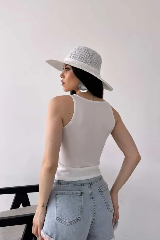 Bijela bluza bez rukava s tul detaljima i dekolteom 4