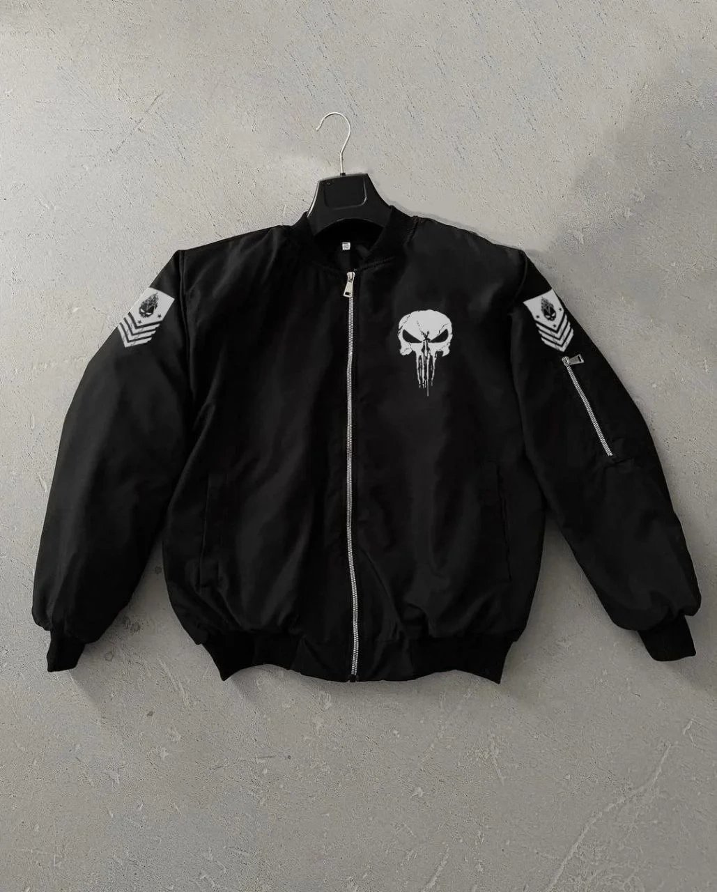 მამაკაცის შავი სამხედრო სტილის Punisher Skull ნაბეჭდი ბომბერ ქურთუკი 2