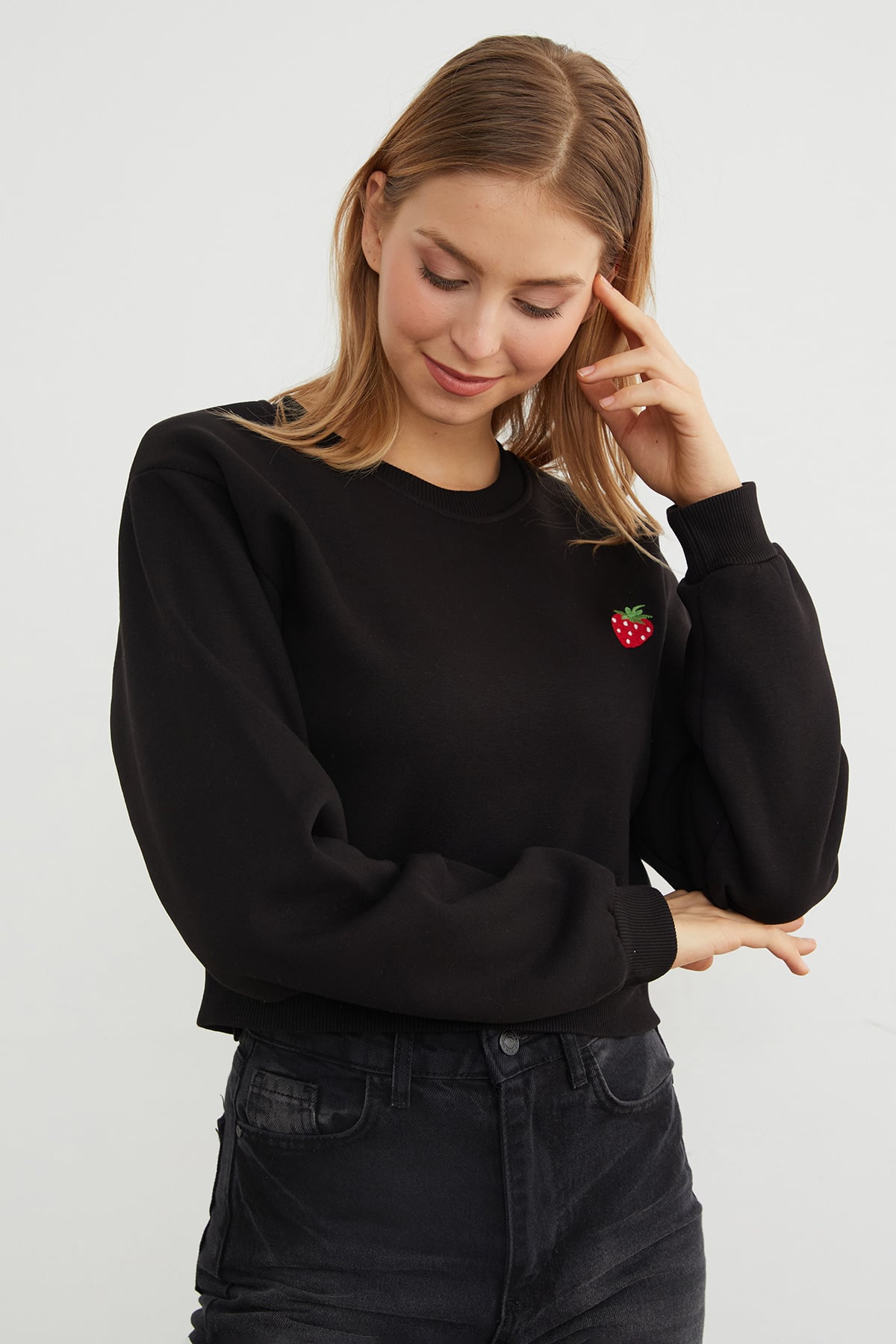 3 İplik Çilek Nakışlı Crop Sweatshirt 3