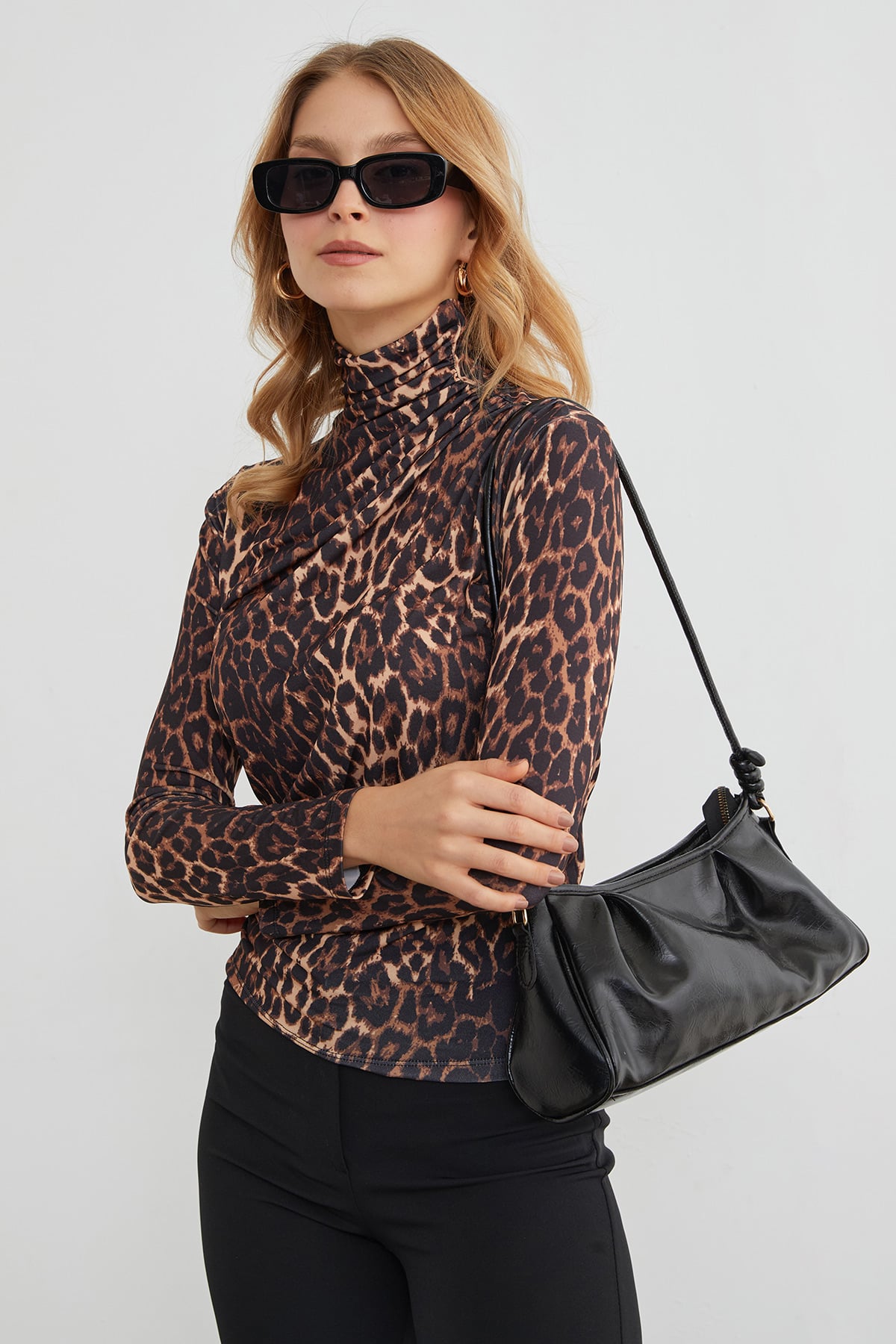 Leopar Desenli Dik Yaka Drapeli Bluz