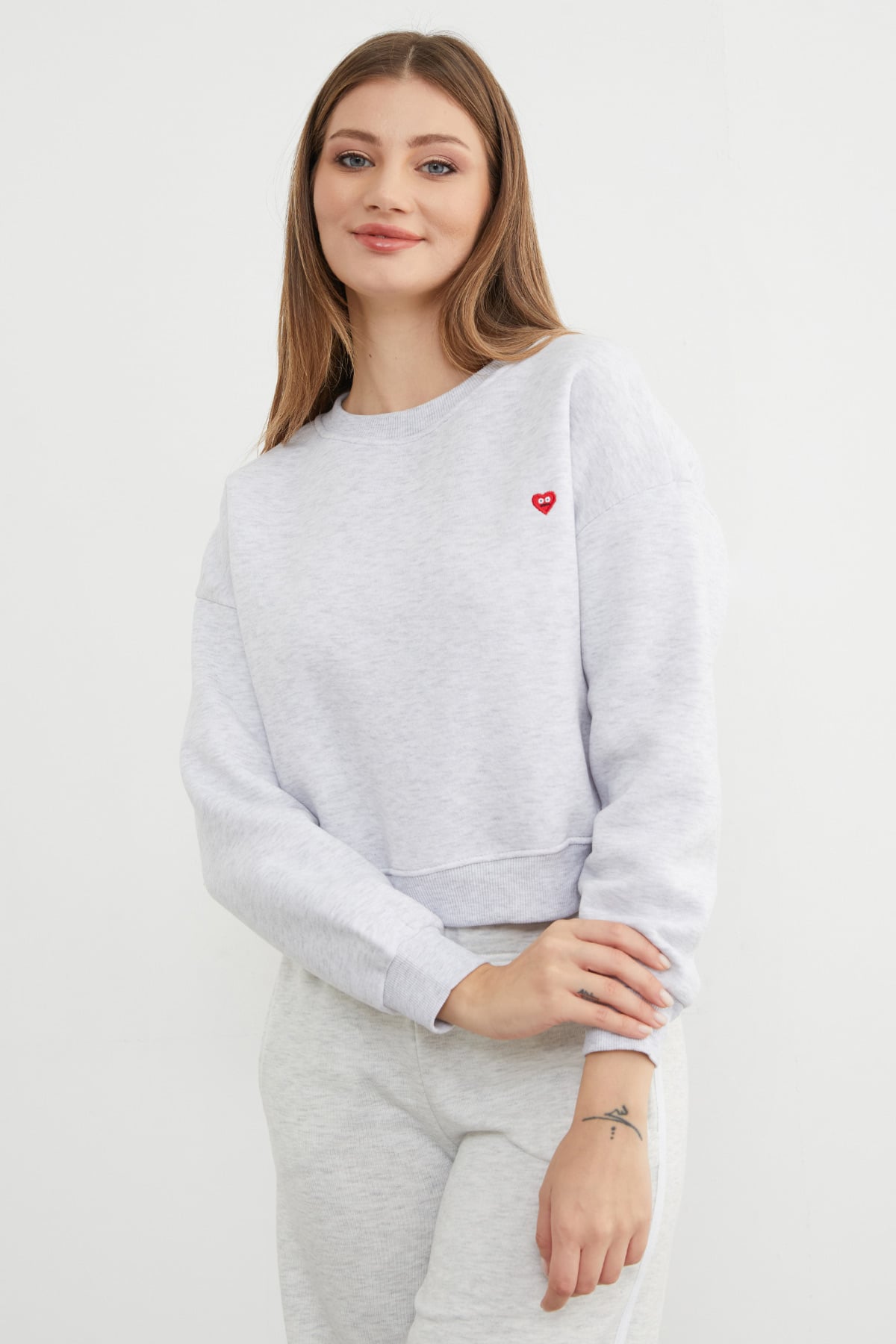 3 İplik Kalp Nakışlı Bisiklet Yaka Sweatshirt 3