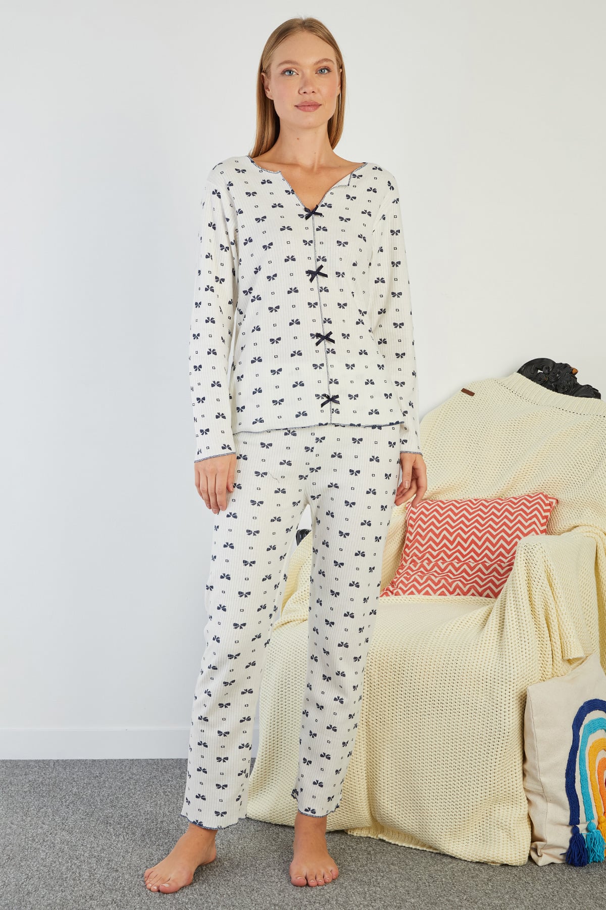 Fiyonk Desenli V Yaka Pijama Takımı 3