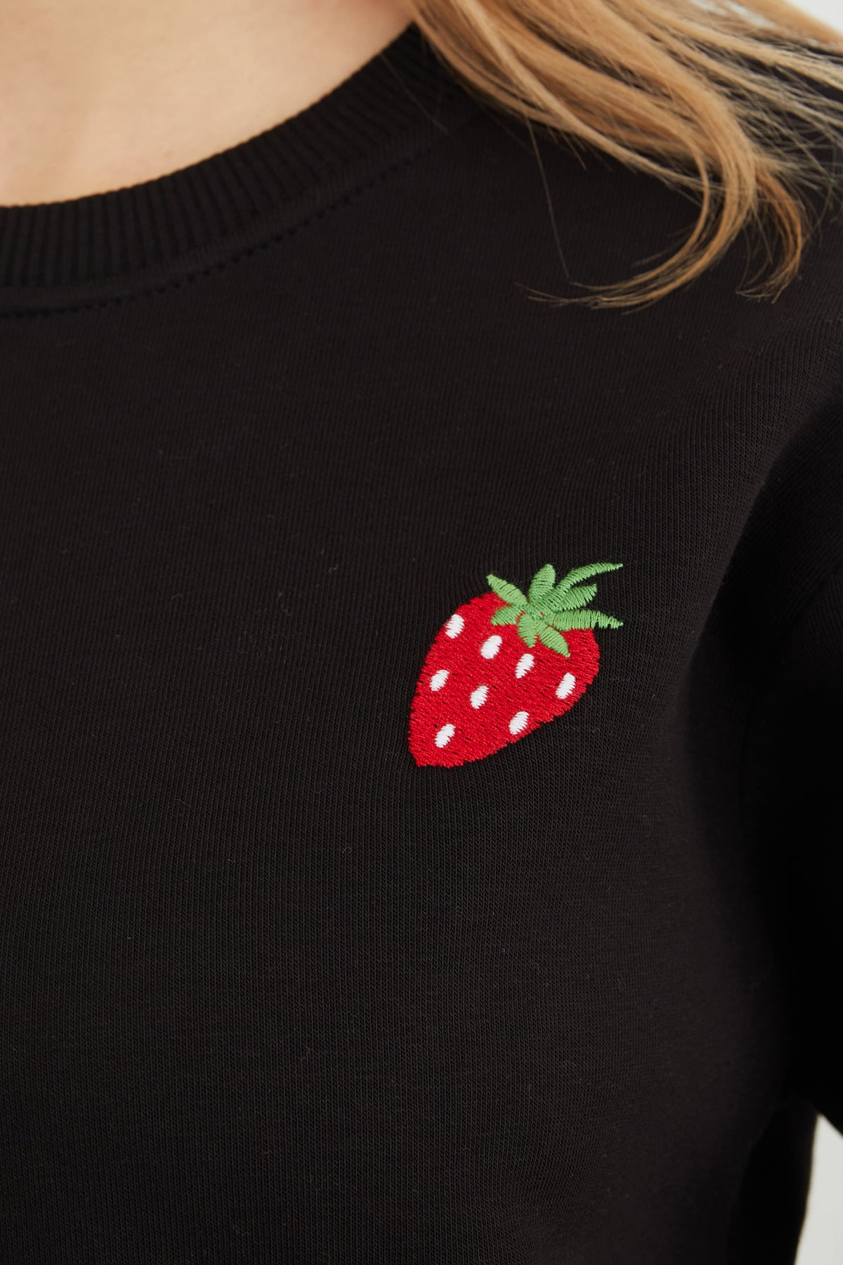 3 İplik Çilek Nakışlı Crop Sweatshirt 8