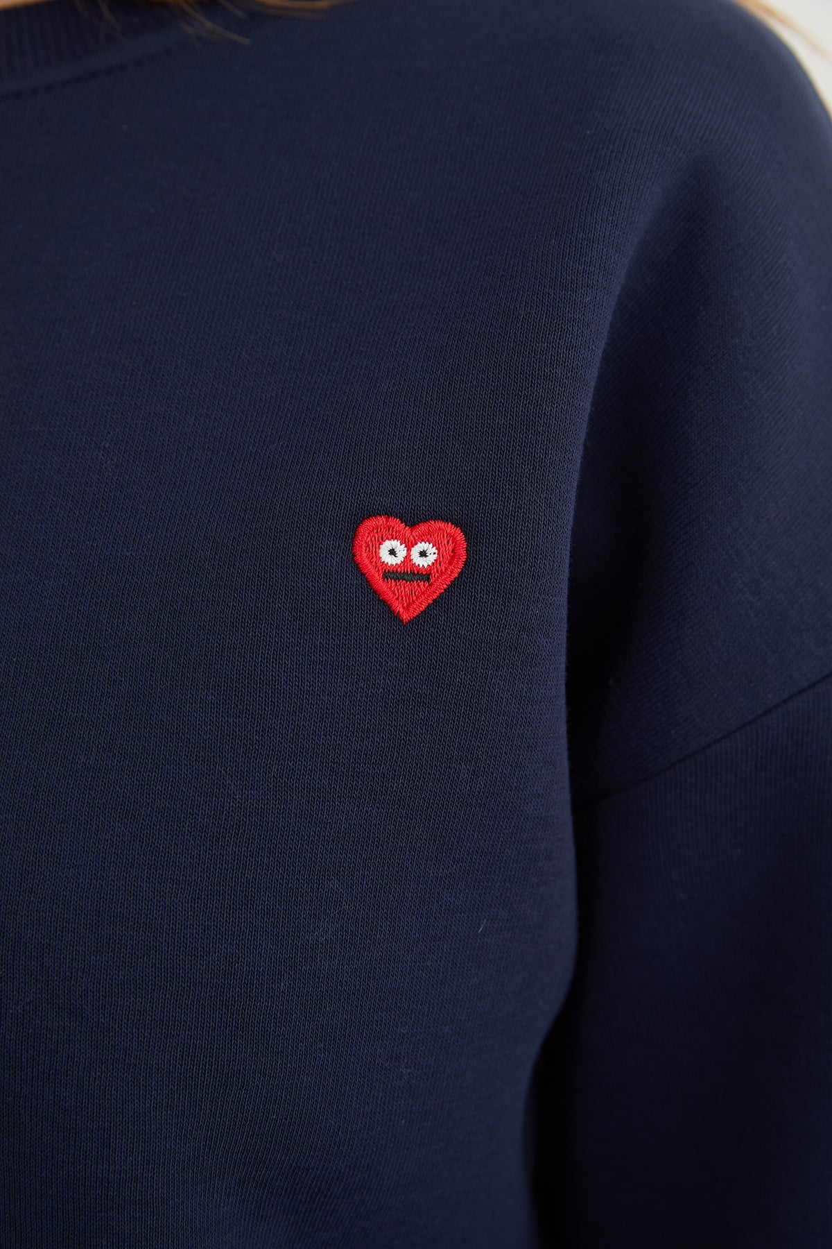 3 İplik Kalp Nakışlı Bisiklet Yaka Sweatshirt 4