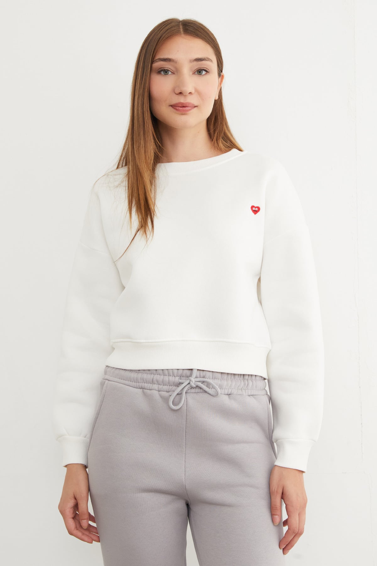 3 İplik Kalp Nakışlı Bisiklet Yaka Sweatshirt 2