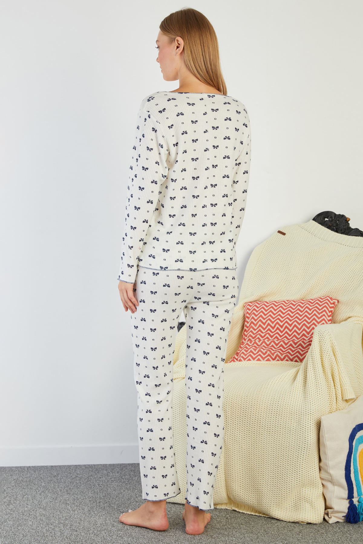 Fiyonk Desenli V Yaka Pijama Takımı 8
