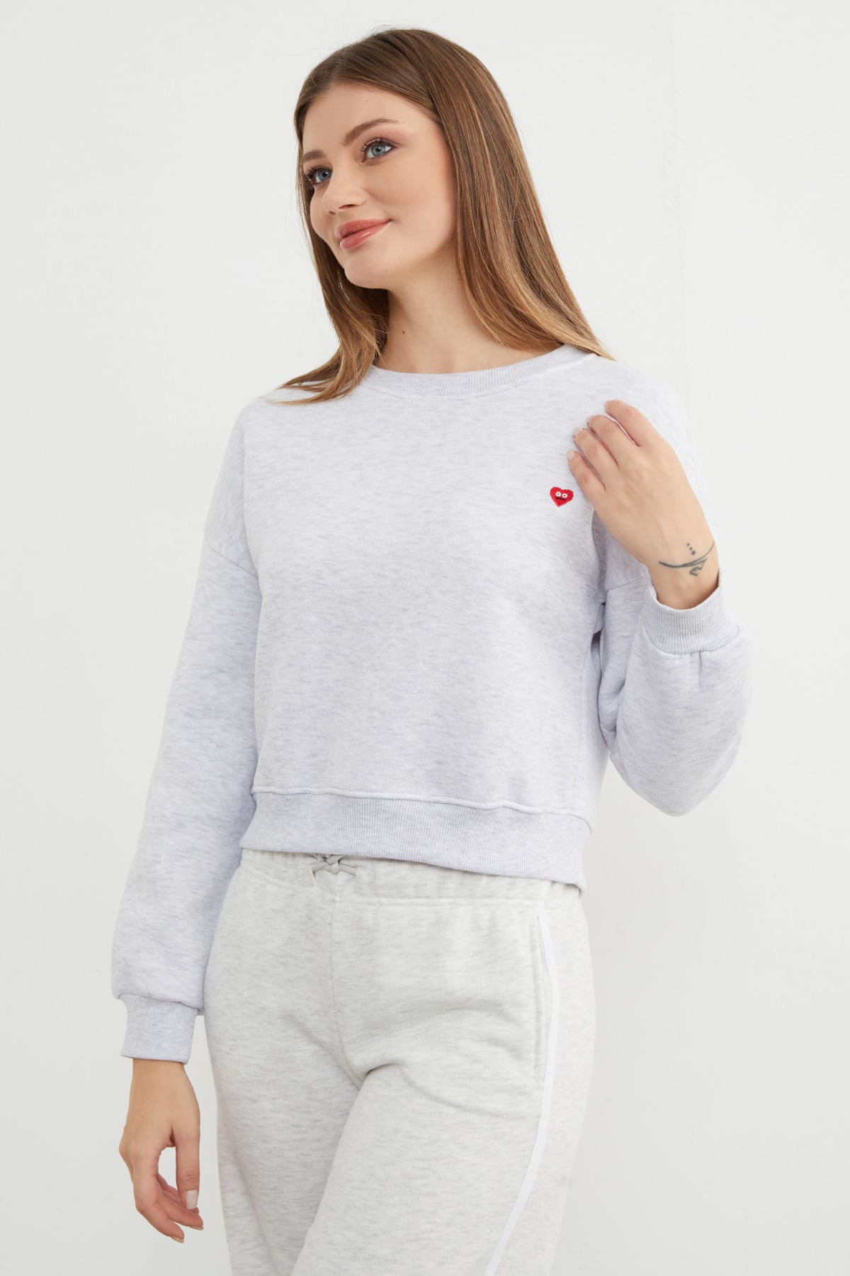3 İplik Kalp Nakışlı Bisiklet Yaka Sweatshirt 4