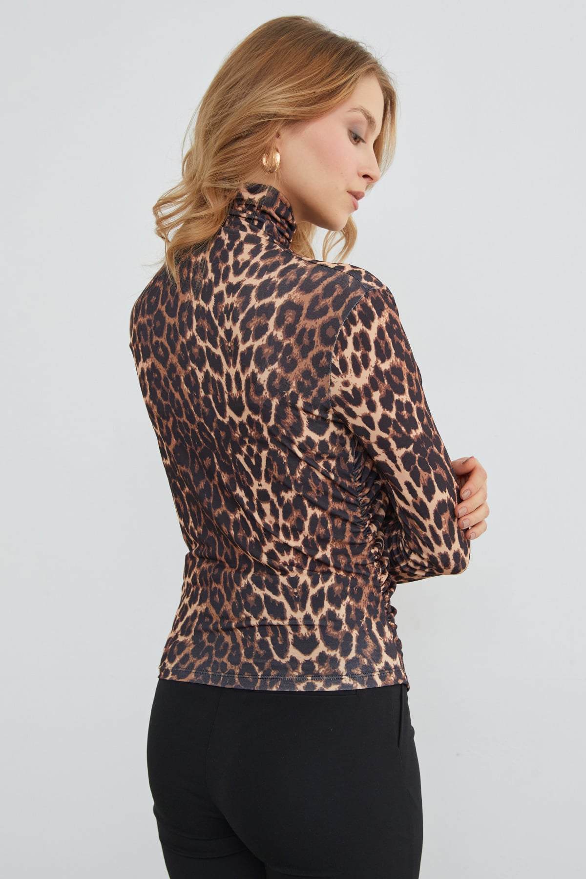 Leopar Desenli Dik Yaka Drapeli Bluz 7