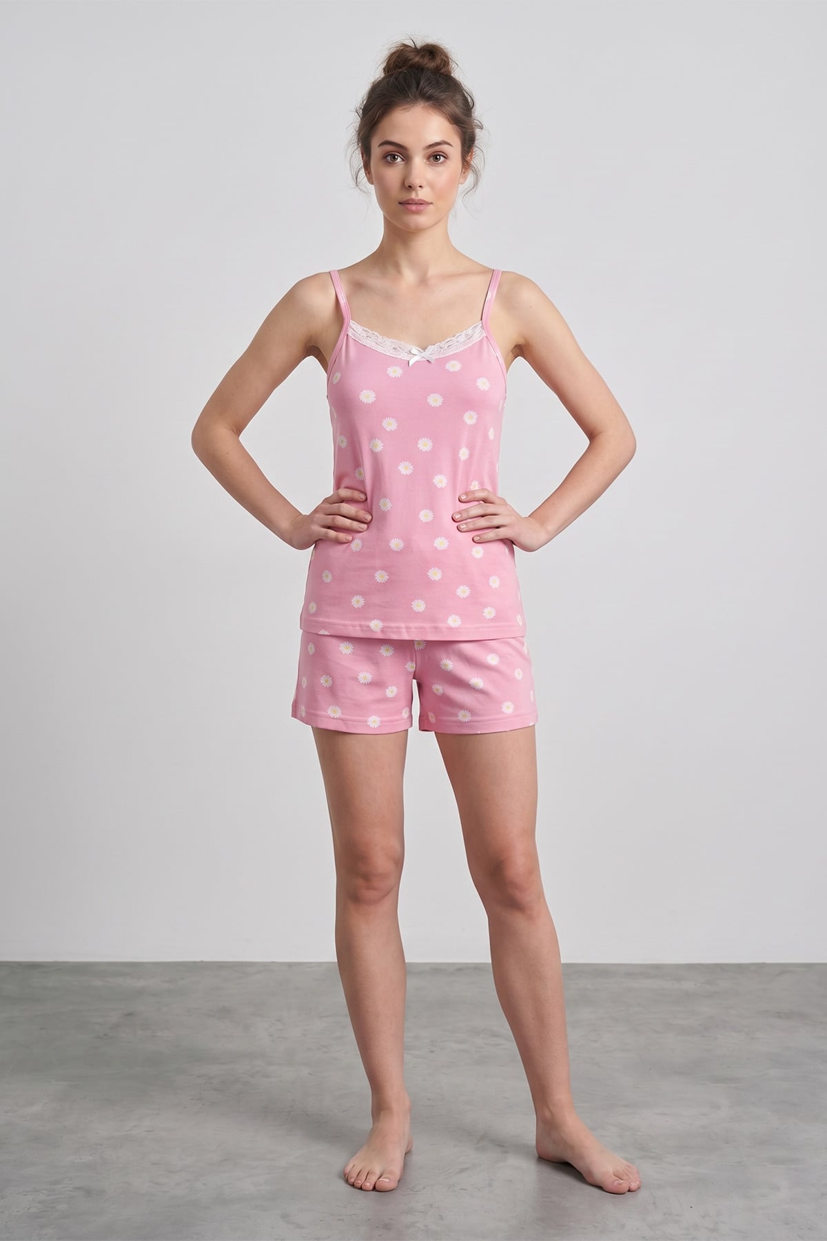 Papatya Desenli Askılı Şortlu Pijama Takımı