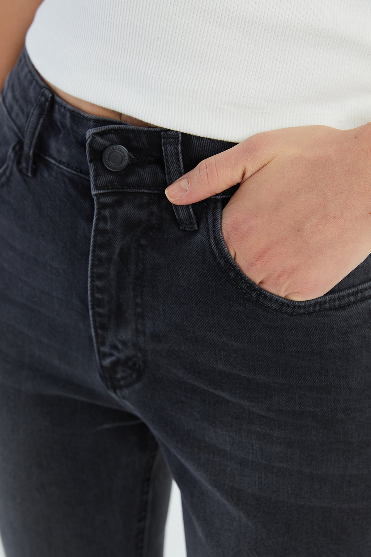 Fermuarlı Paçası Kesik Mom Jean 3
