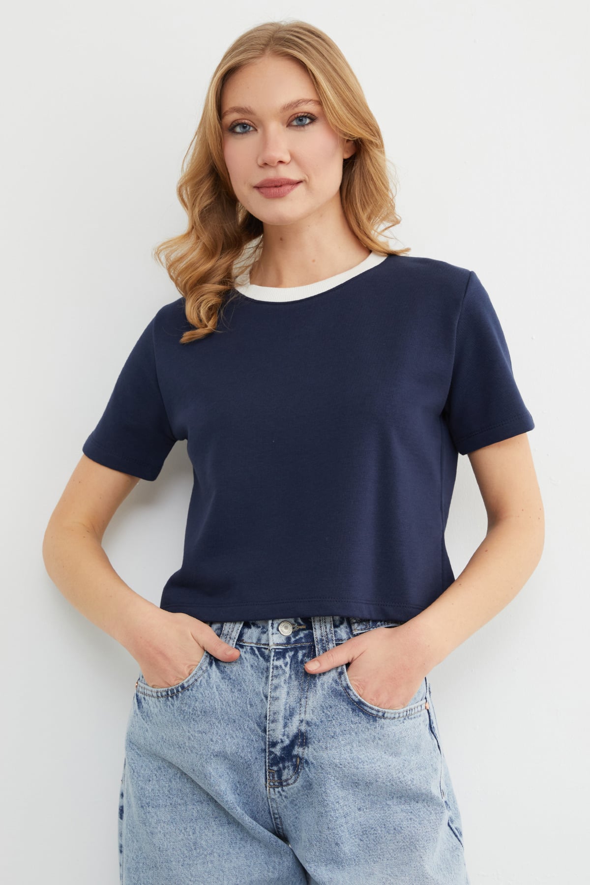 Basic Ribana Yaka Mevsimlik Crop Tişört 2