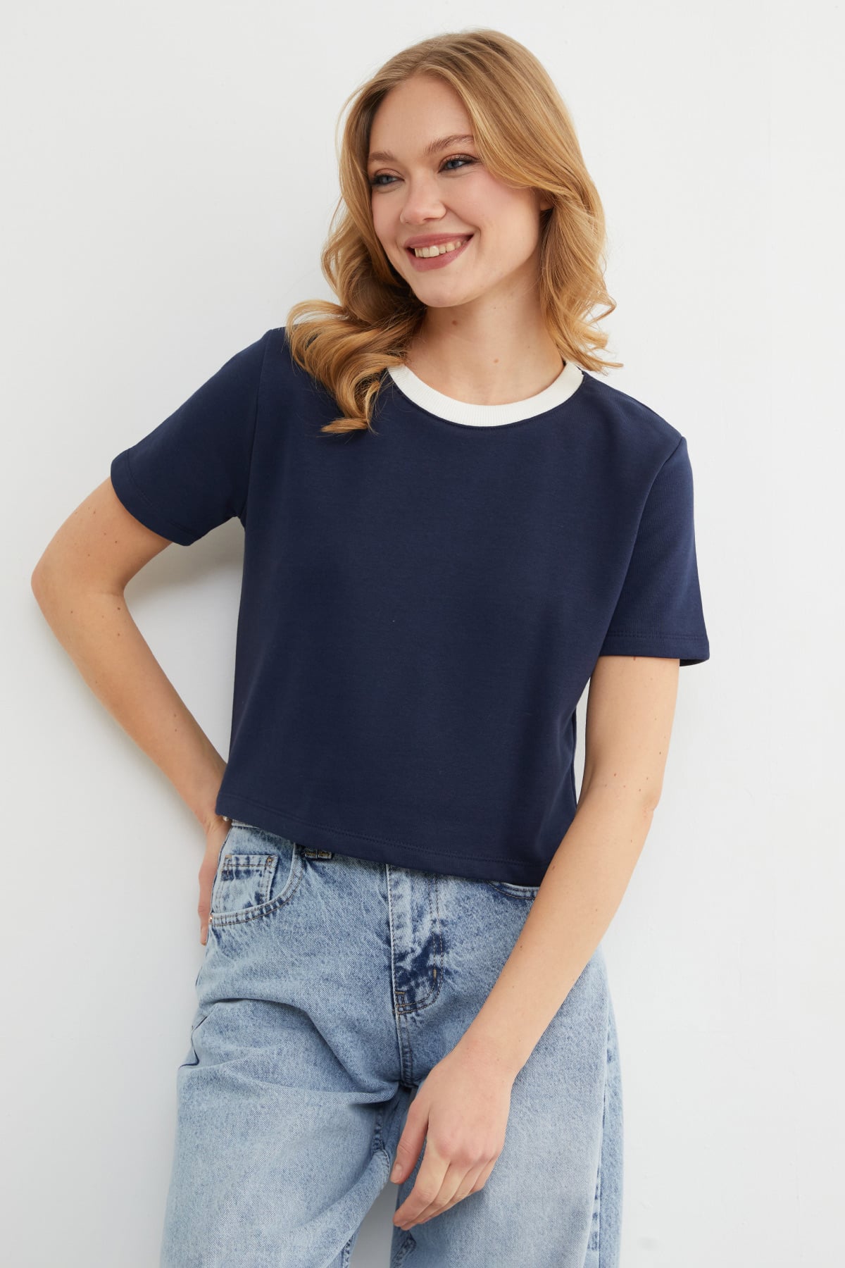 Basic Ribana Yaka Mevsimlik Crop Tişört 4