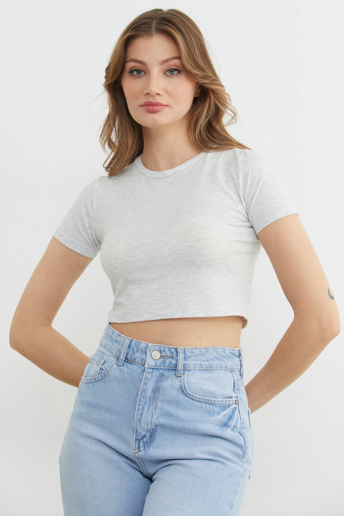 Basic Bisiklet Yaka Crop Tişört 4