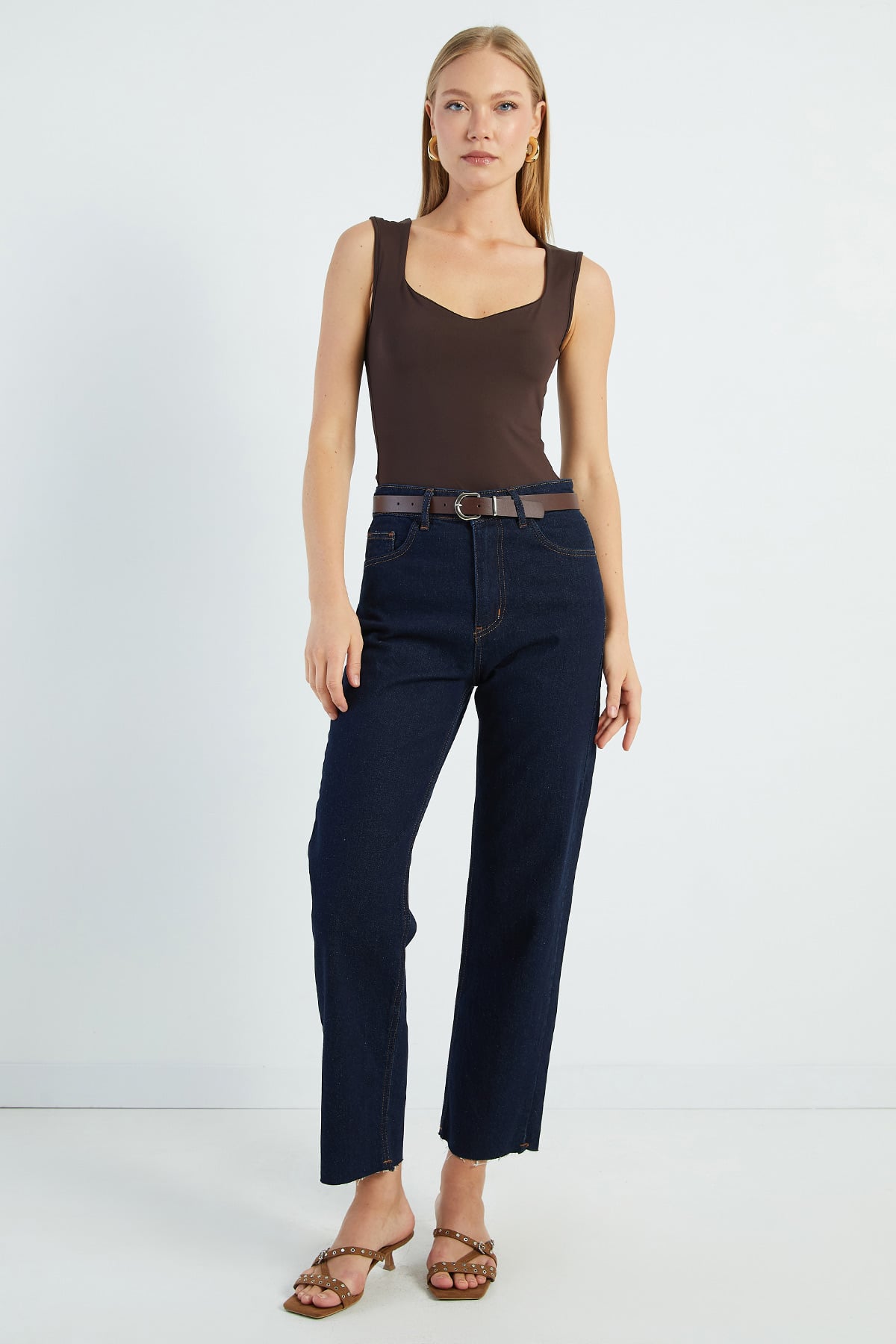 Kemerli Kesik Paça Straight Jean 3