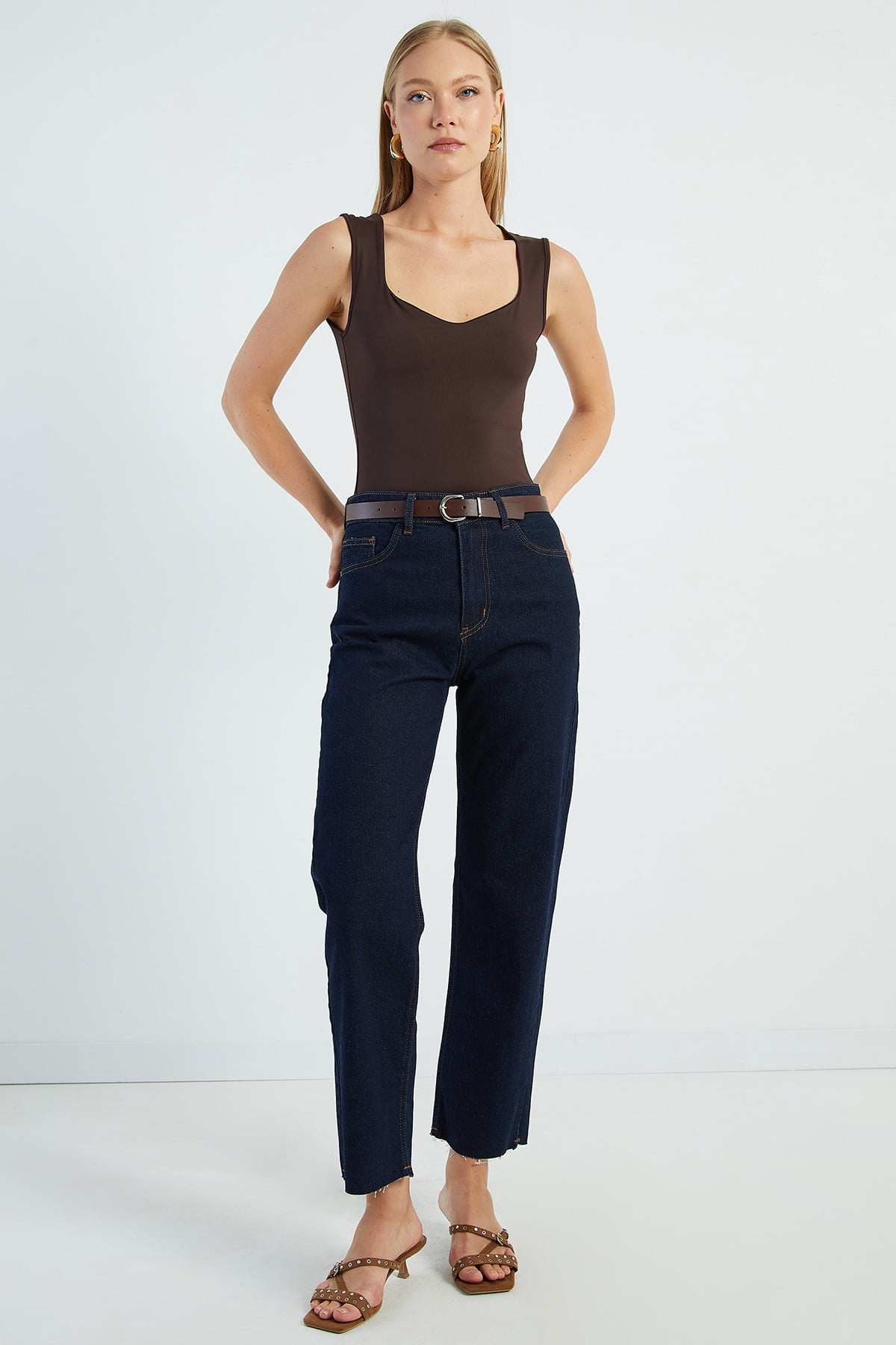 Kemerli Kesik Paça Straight Jean 5